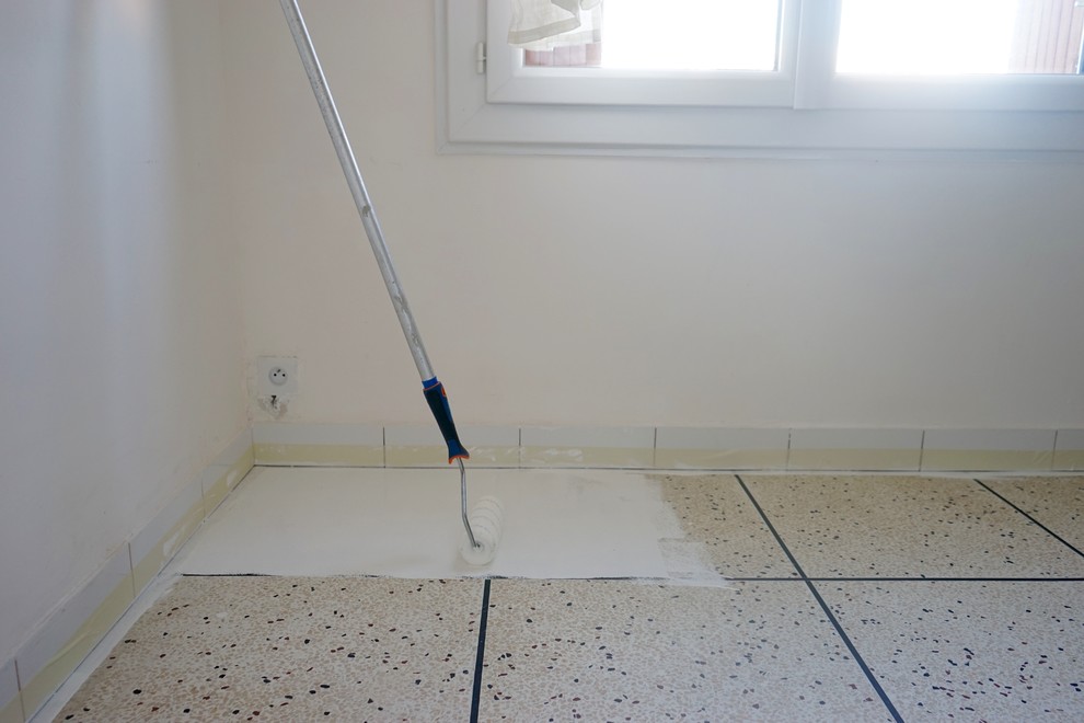 Своими рукам: Как покрасить кафельную плитку на полу в белый цвет