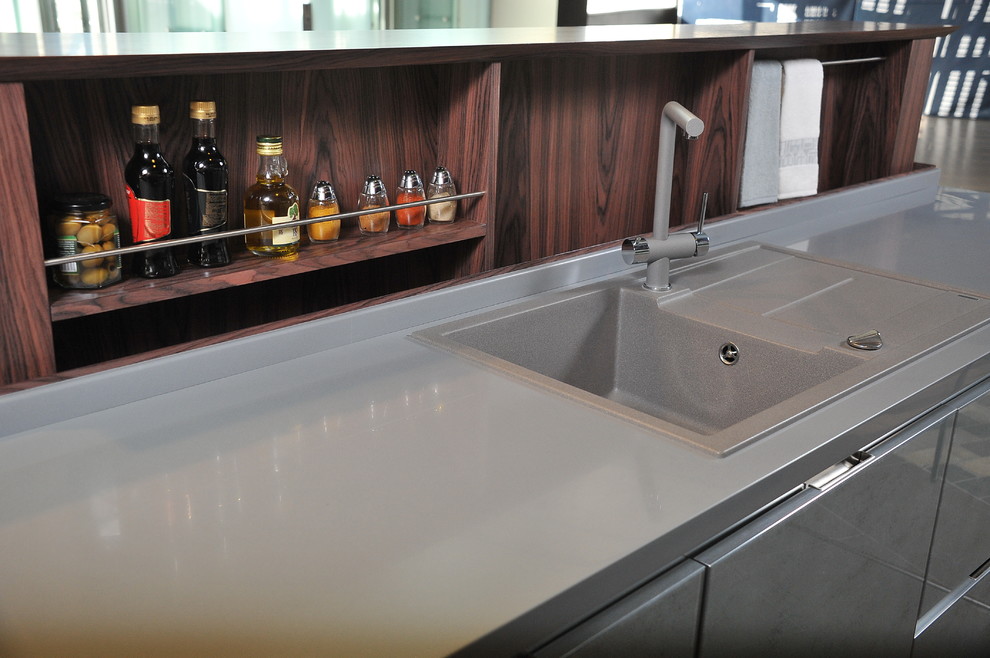 Шпон Палисандр Индийский + фасады со стеклом Серебро