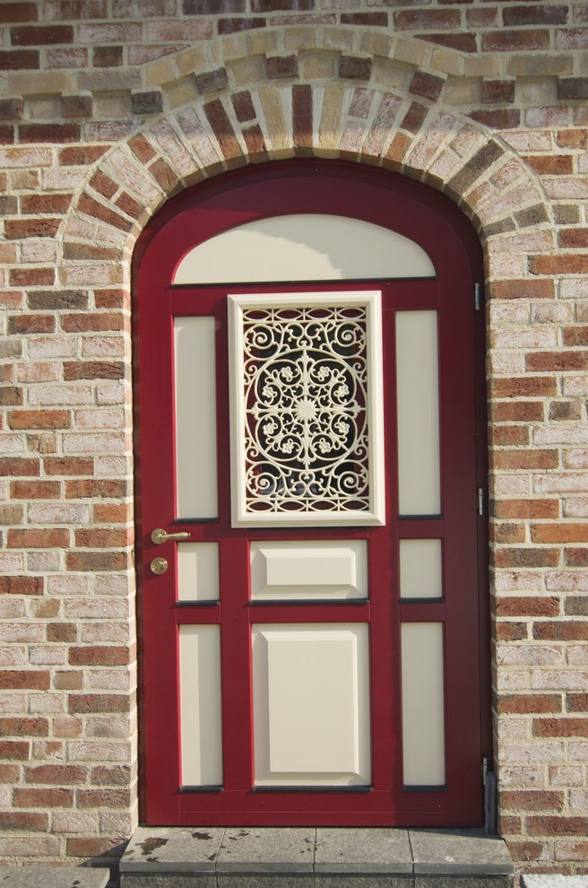 Деревянные входные двери