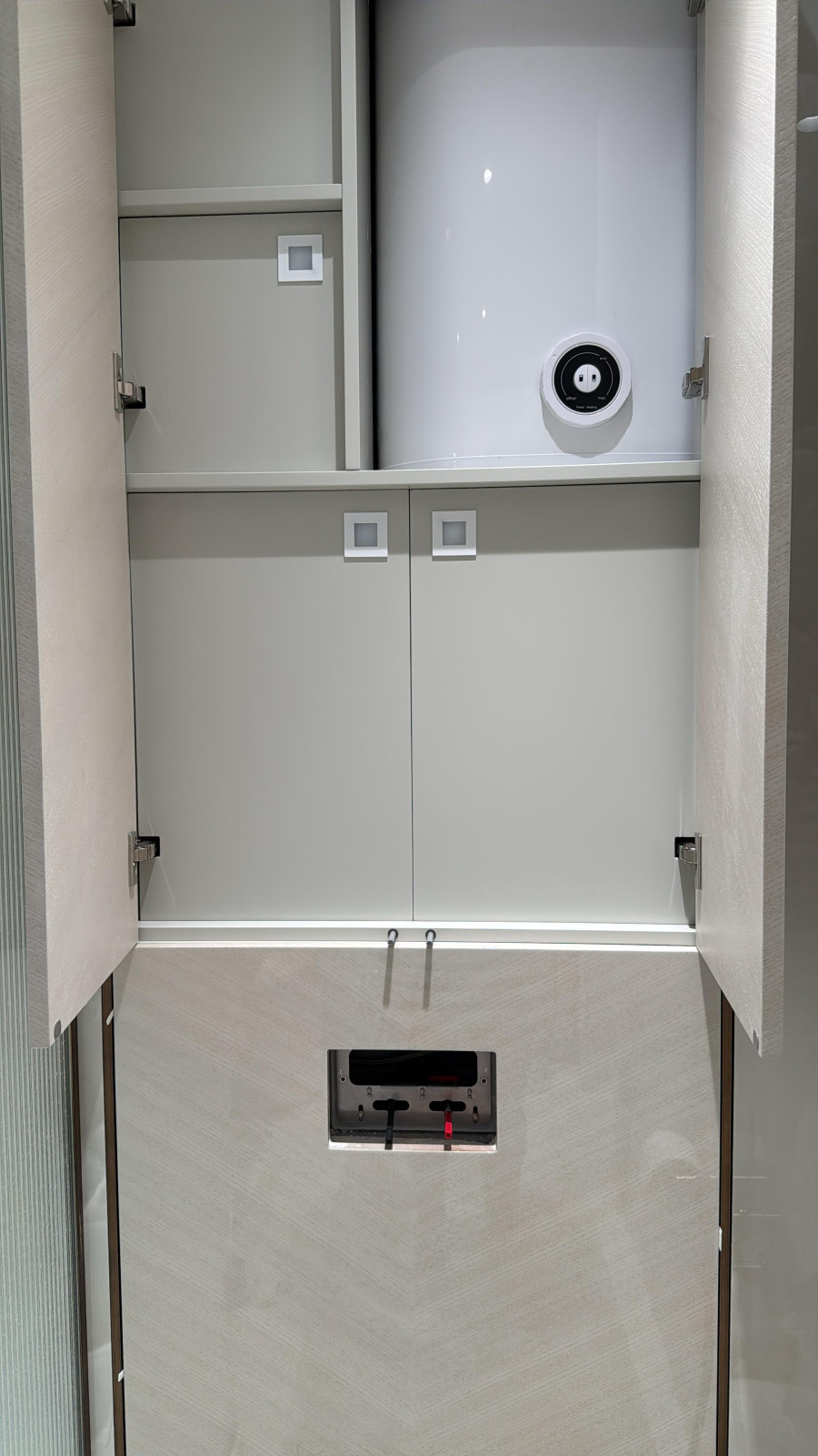 Шкаф над инсталляцией в ванную комнату