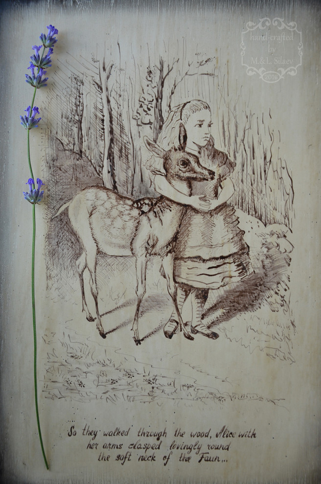 Графика на дубе "Алиса в зазеркалье" для украшения интерьера.