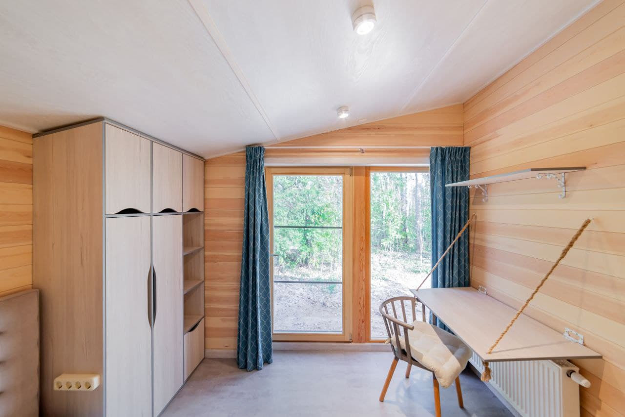 Мебель для спальни с подвесным столиком в загородный дом