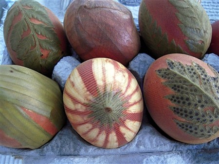 Своими руками: Пасхальные яйца, окрашенные ягодами и цветами