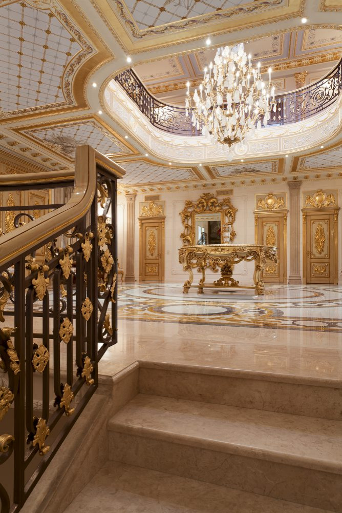 Главный холл загородного дома