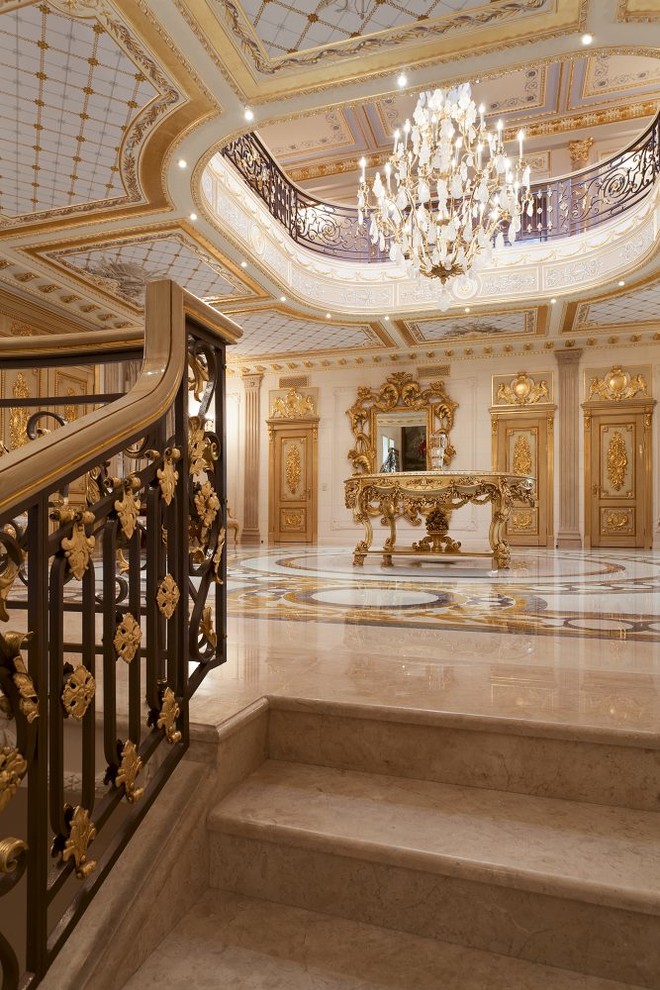 Главный холл загородного дома