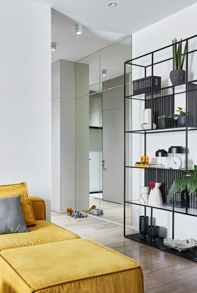 Яркая квартира с желтым диваном и голубой стеной в спальне