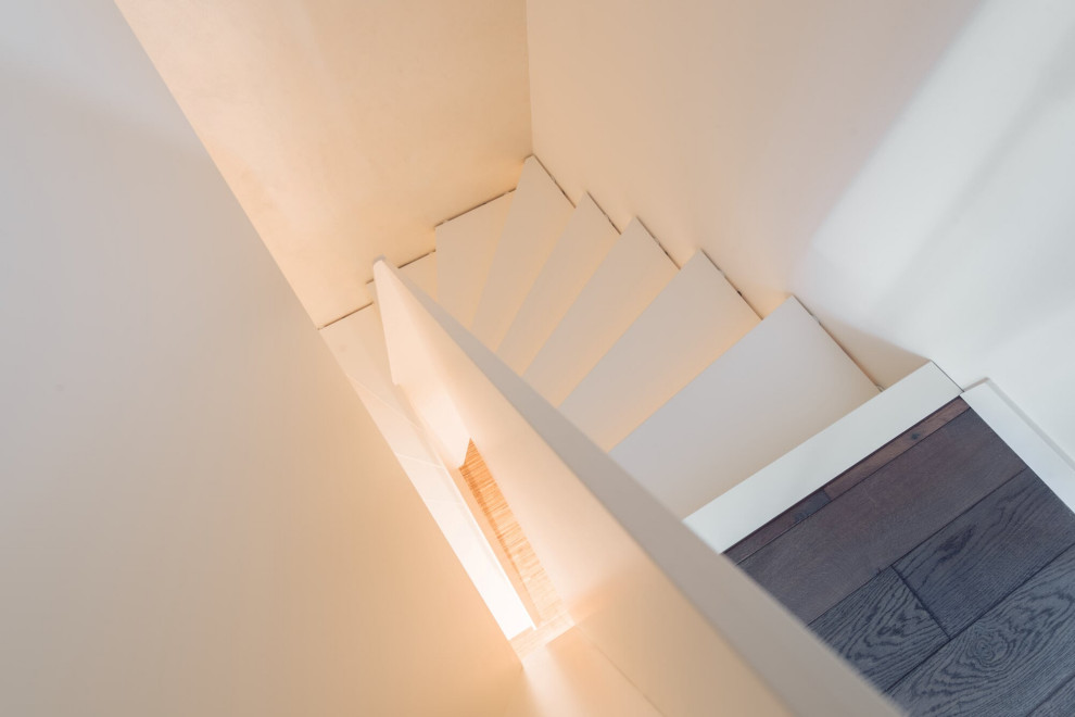 Белая лестница