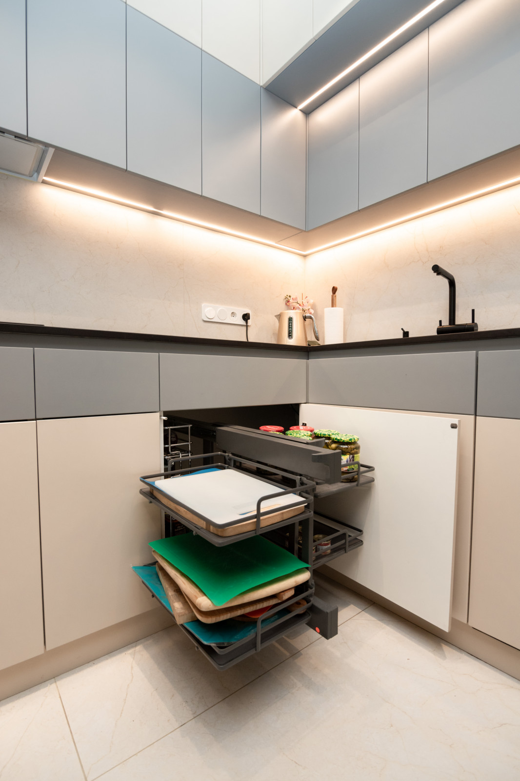 Современная кухня-гостиная с необычной барной стойкой и ТВ-зоной