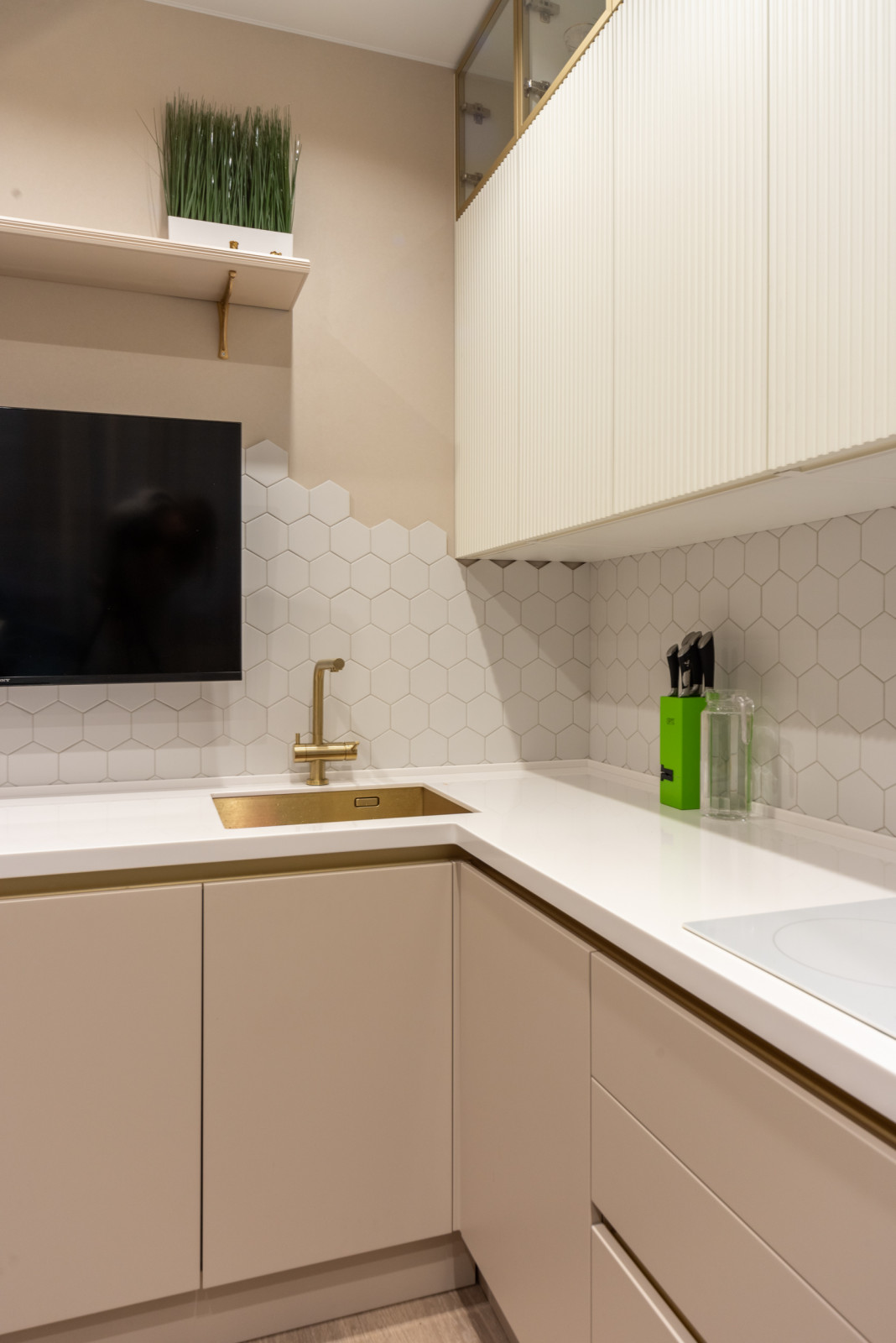 Красивая кухни и вместительная гардеробная