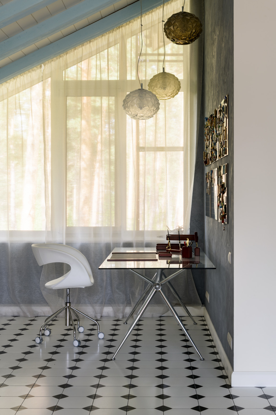 Яркая мансарда в загородном доме