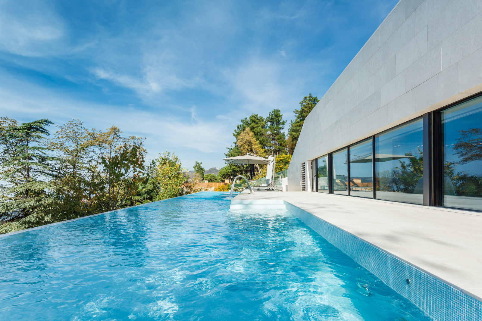 Открытый бассейн infinity в REEF RESIDENCE.