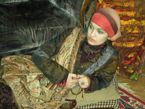 На фоне картин Лики Волчек