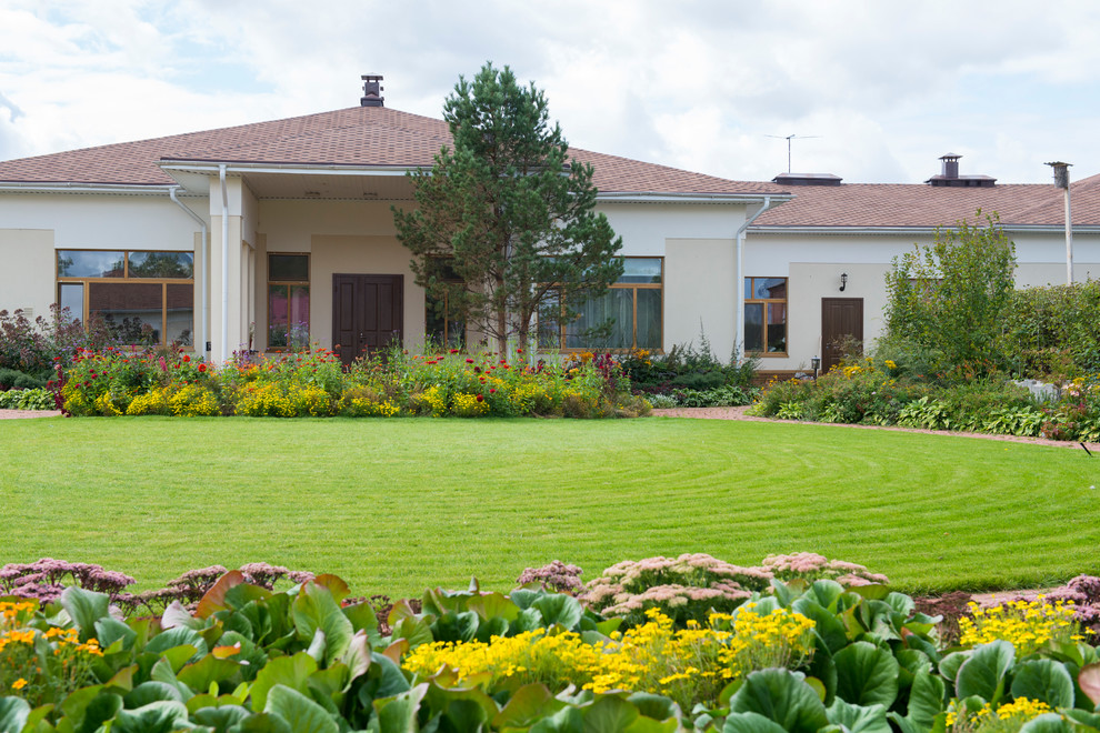 Большой сад в пригороде