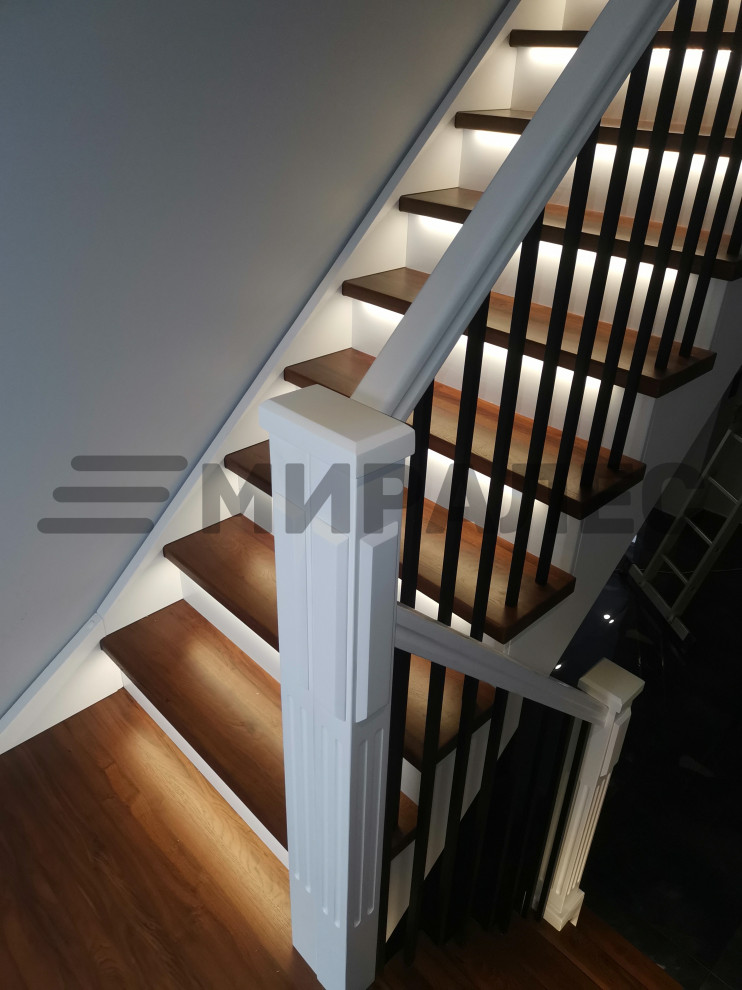 Облицовка дубом П-образной бетонной лестницы