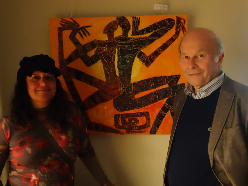 На фоне картин Лики Волчек