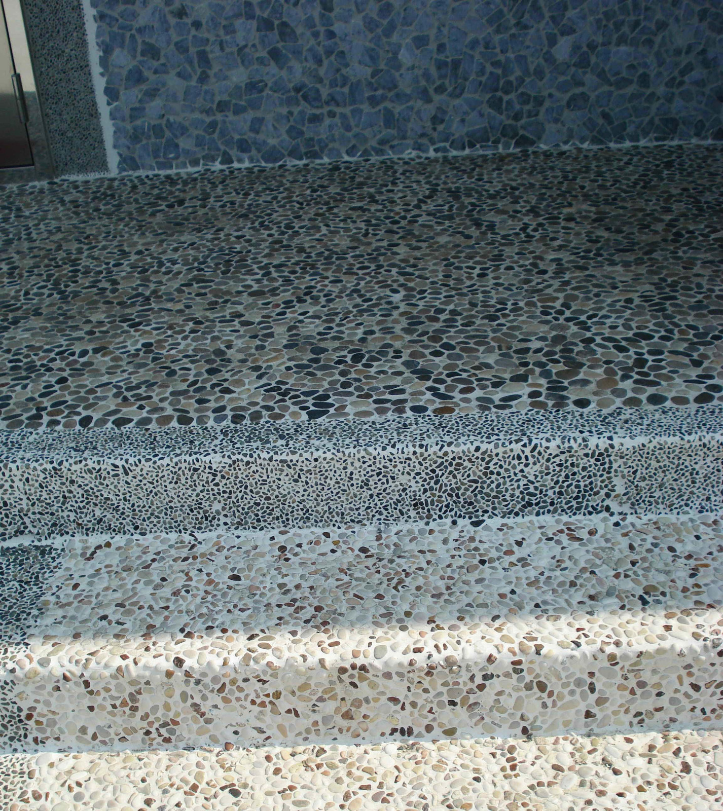 Натуральная Мозаика Галька на Сетке . Использование на фасадах зданий