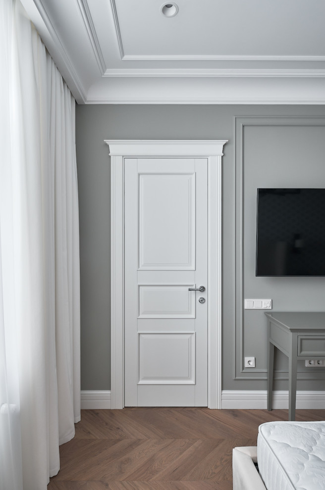 Белый Леон в светлом интерьере