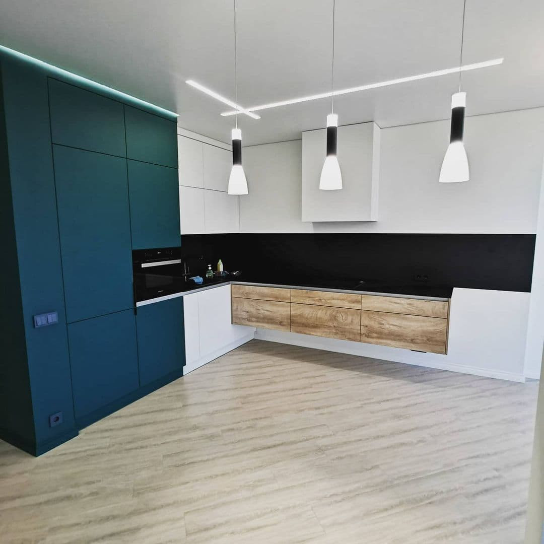 Навесная угловая встроенная дизайнерская кухня с древесными фасадами