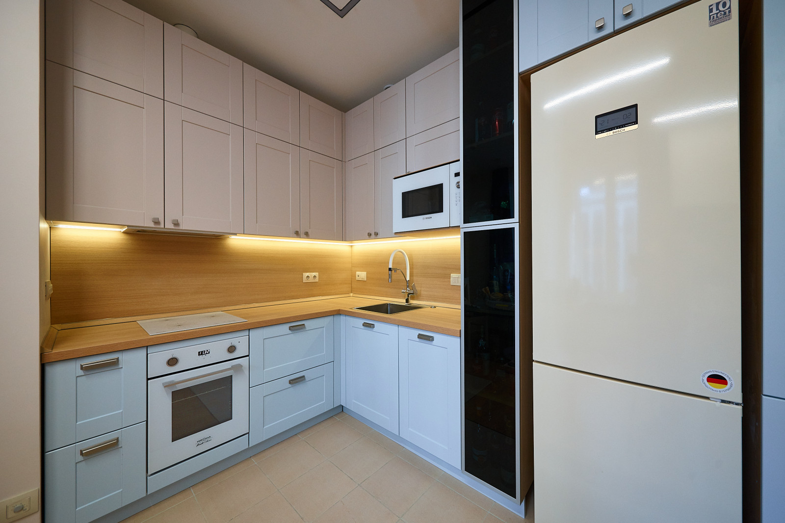 Кухня из эмали и шкаф для хранения