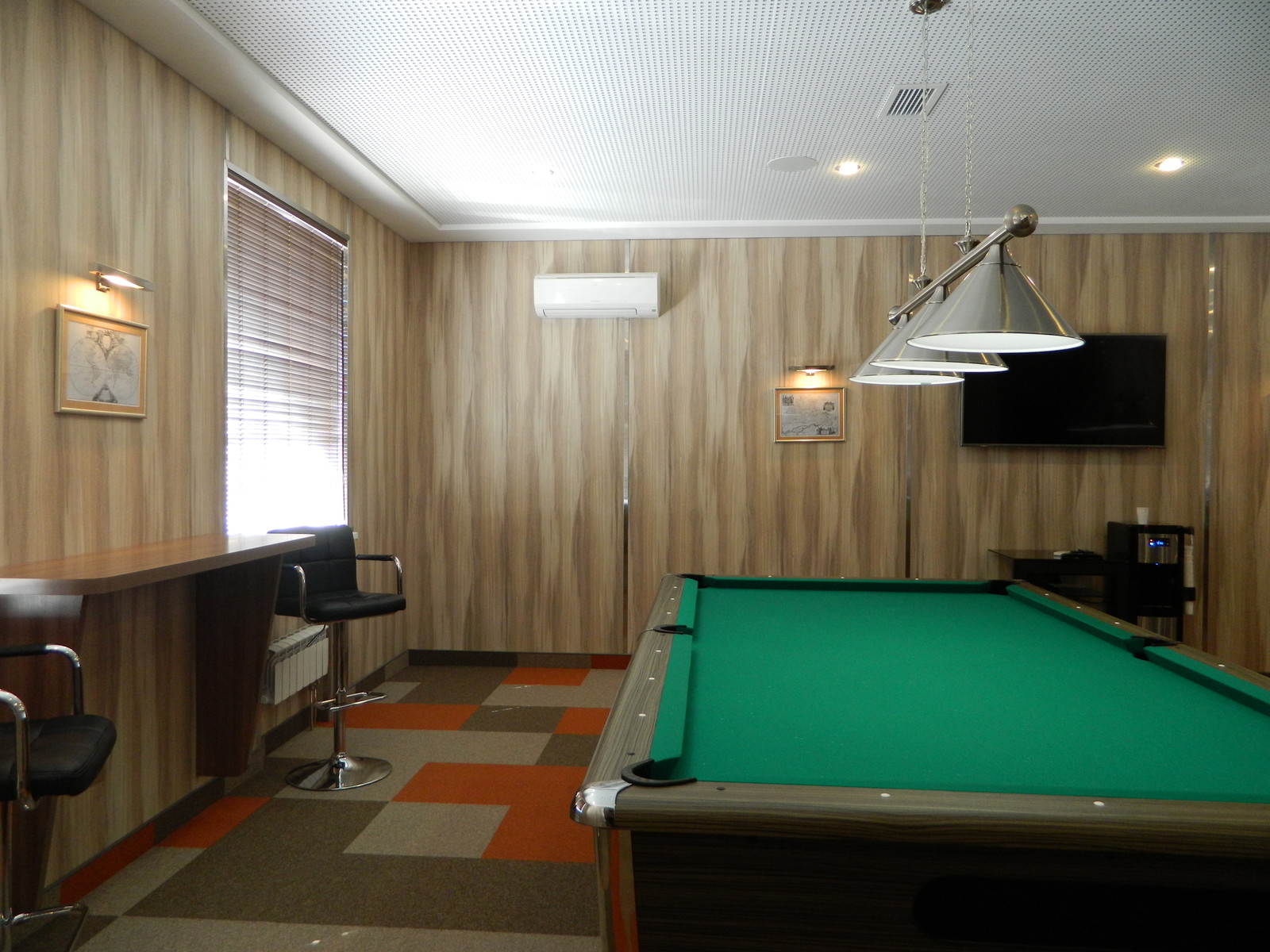 Частная бильярдная в современном стиле