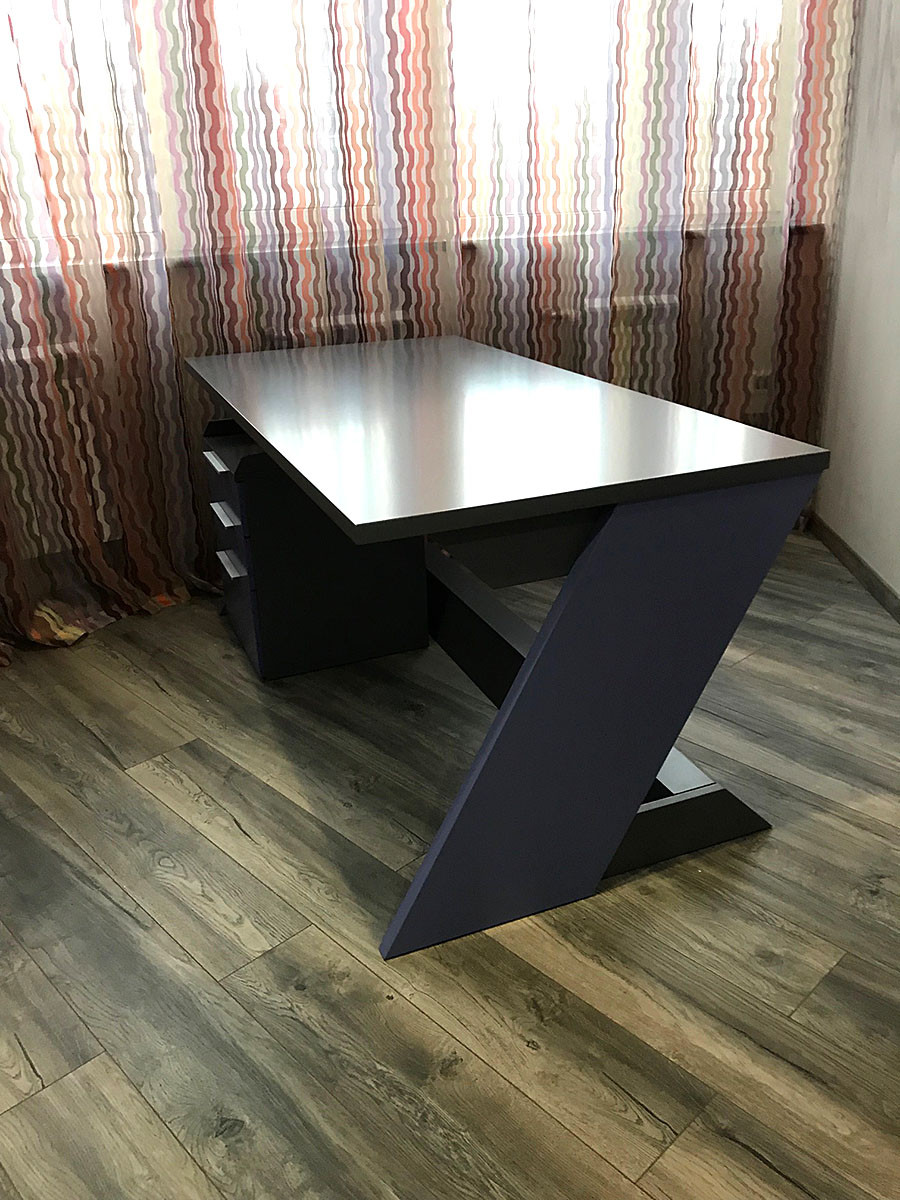 Письменный стол Z с тумбочкой для мальчика