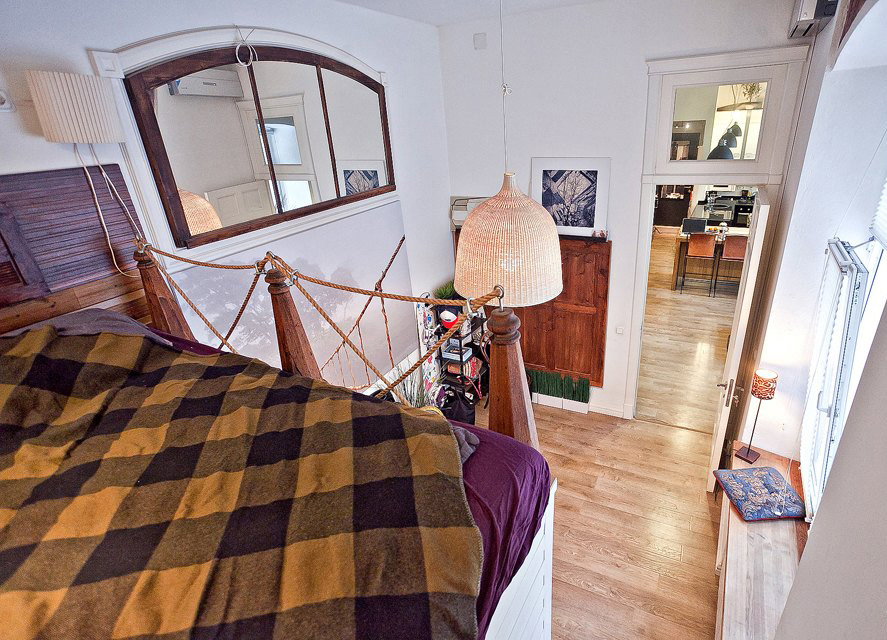 Двухъярусная квартира с кирпичной кладкой, антикварными деталями и секретным бал