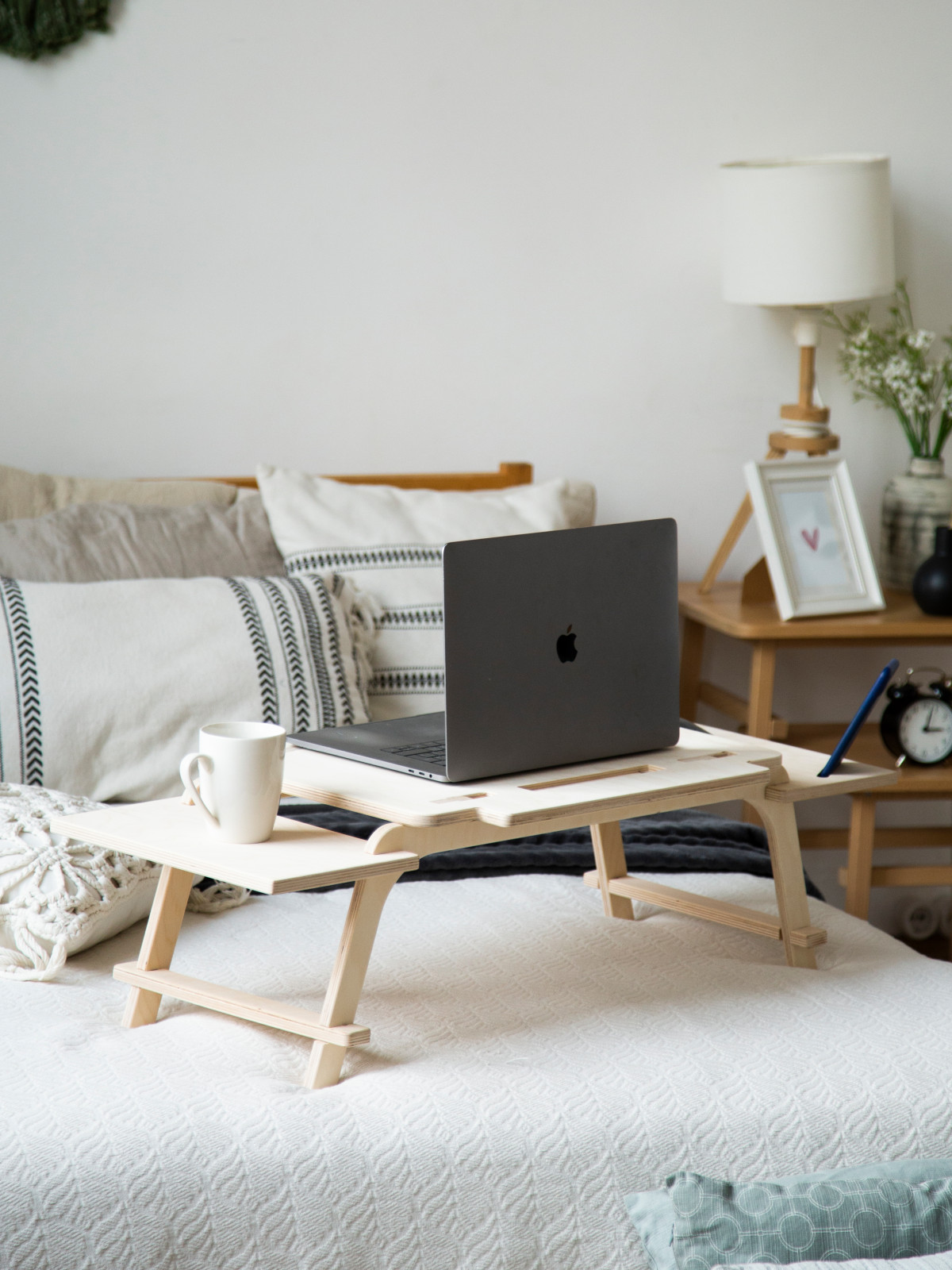 Обложка проекта: Stayhome Desk - накроватный дэск. Позволяет расположиться с ноутбуком на диване!