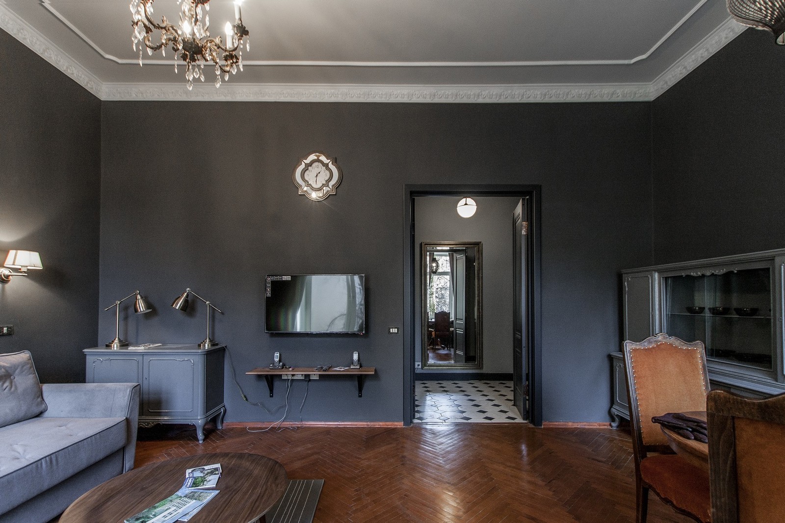 Неоклассика в чёрно-серых тонах.