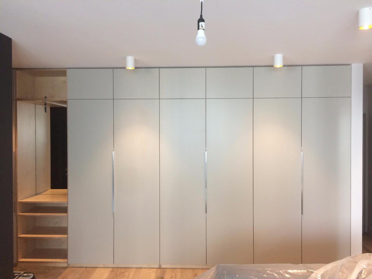 Шкаф в прихожей