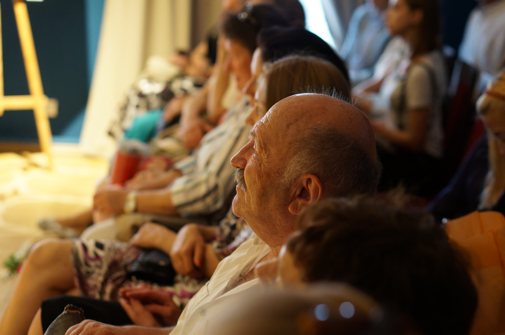 Выставка живописи "Подари мне сад ..."