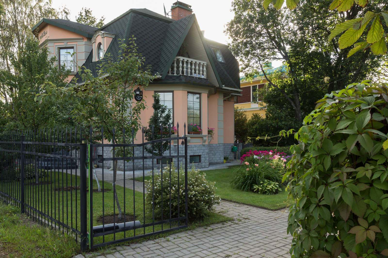 Дом под Петергофом