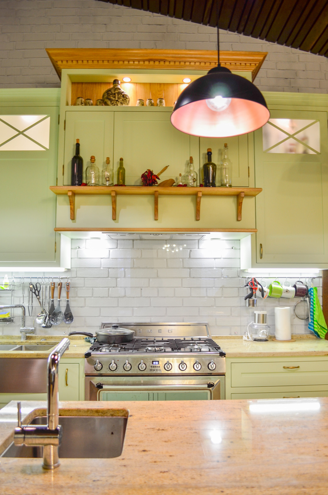 Нежно-зеленая кухня в американском стиле с островом