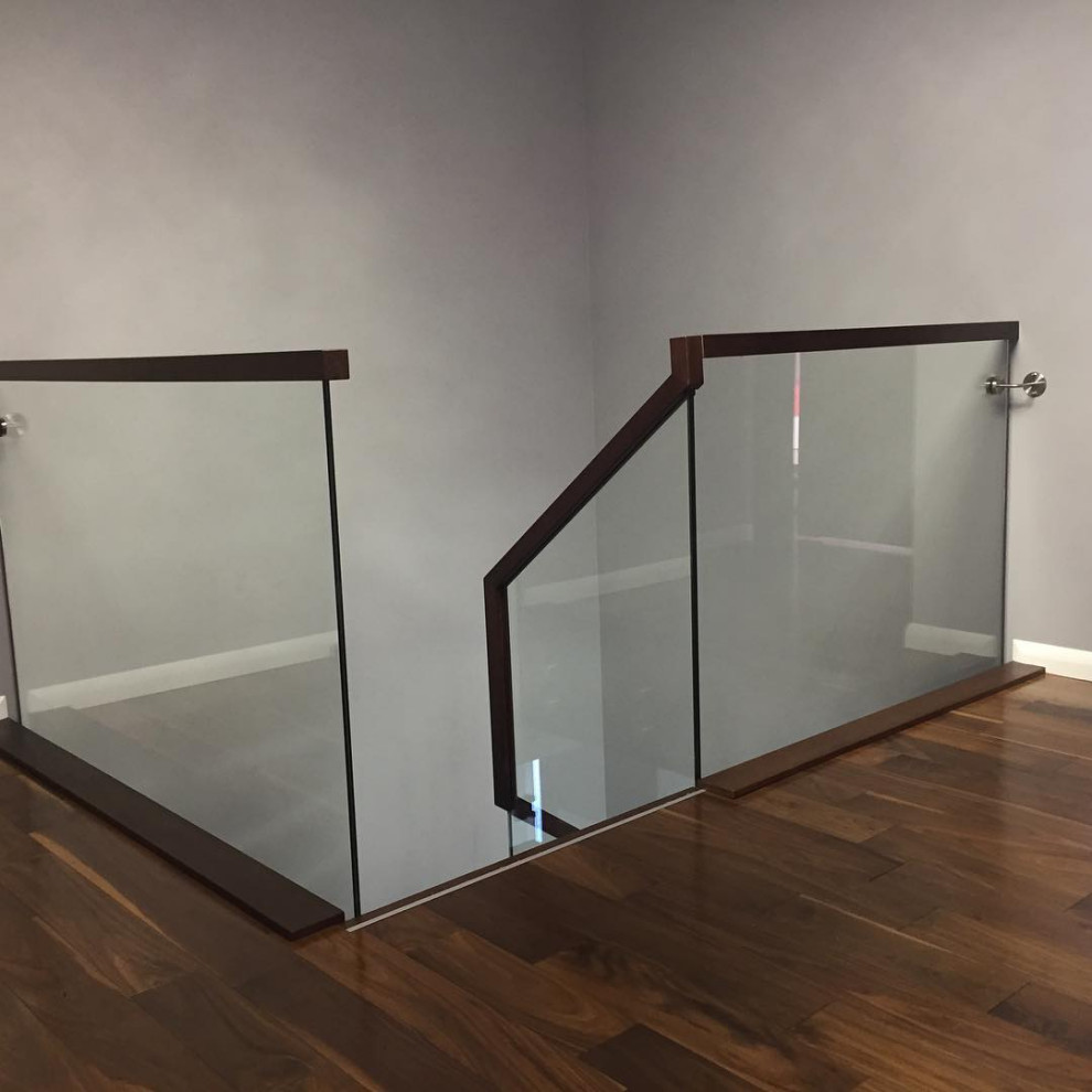 Лестница на центральном косоуре с дубовыми ступенями