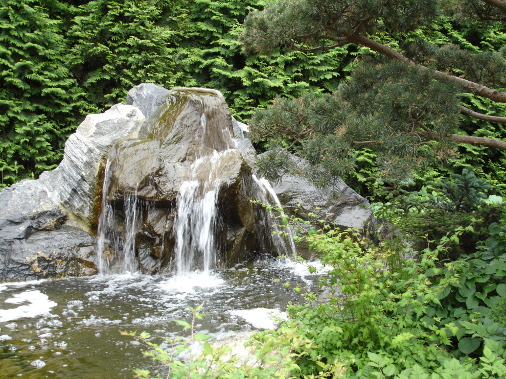 Сад с водопадом. Калчуга 2006 г