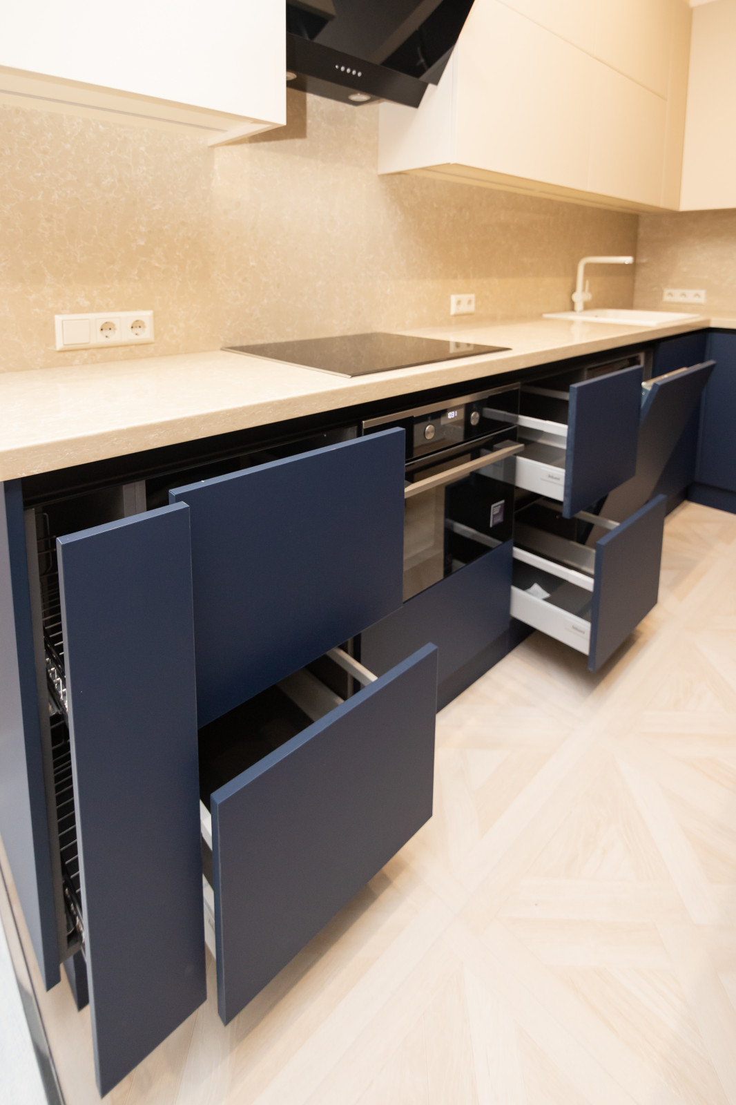 Бело-синяя кухня в современном стиле