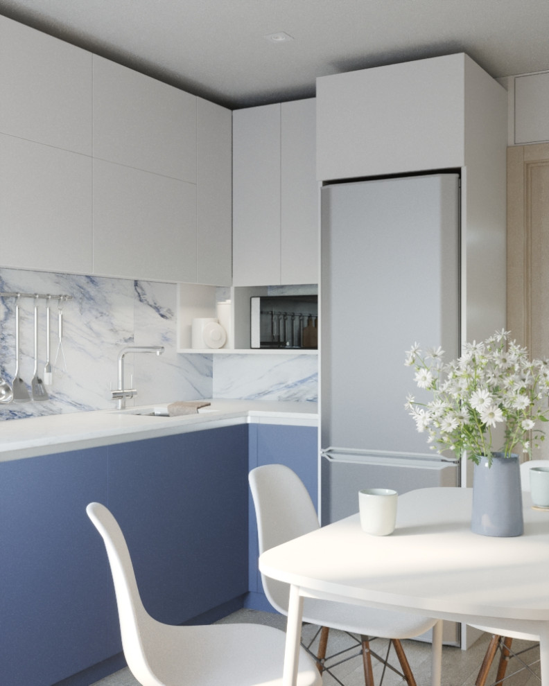 Маленькая кухня с ярким фартуком.