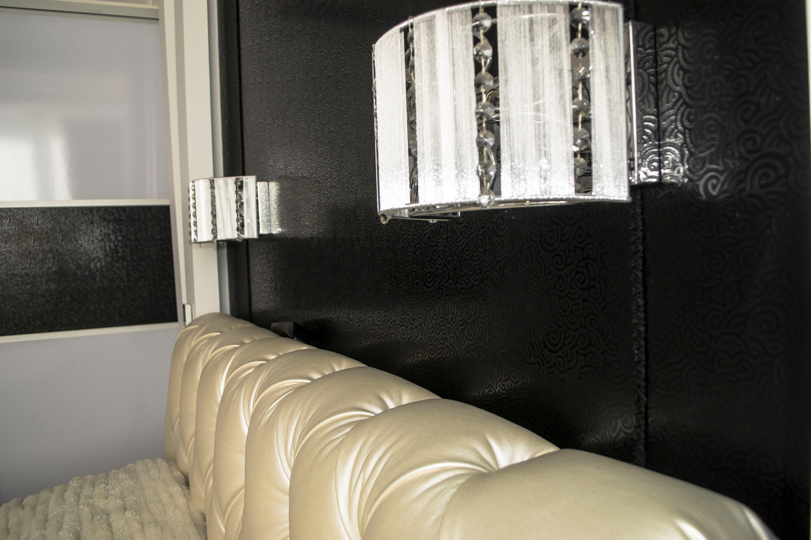 Контрастный дизайн интерьера квартиры