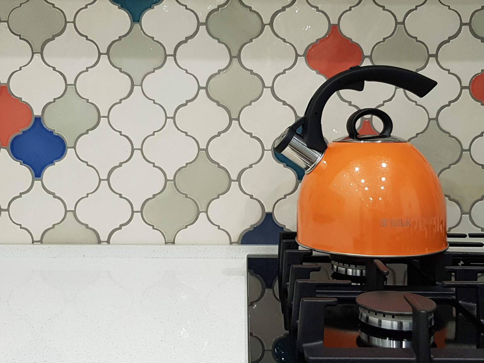 Обложка проекта: Бабушкина ваза на белой кухне