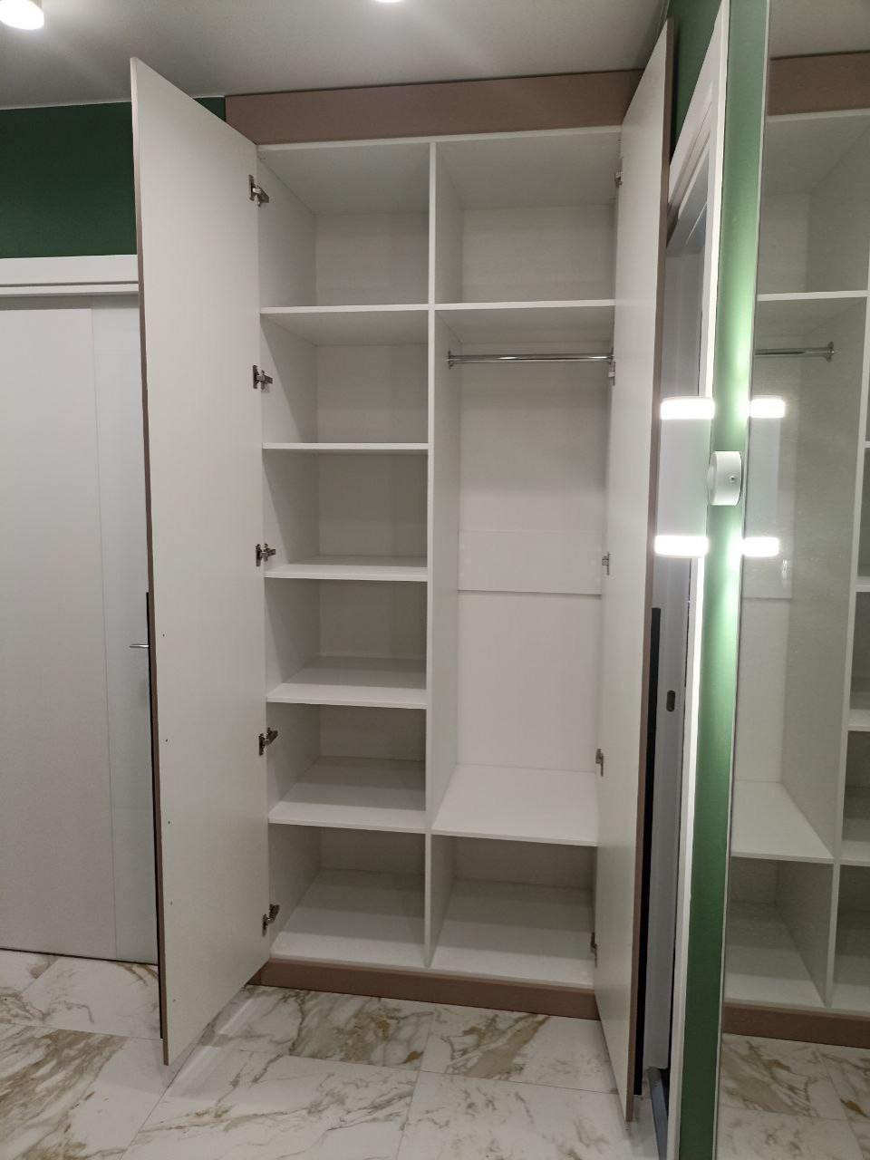 Встроенные распашные шкафы