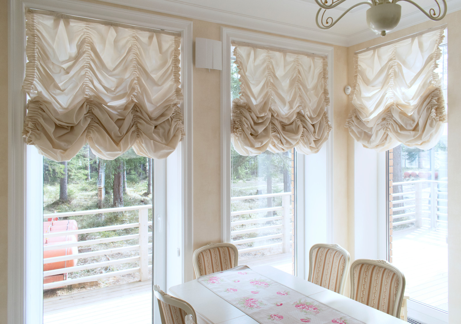 Французские шторы в интерьере кухни.