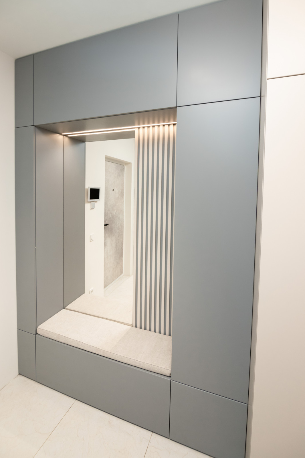 Минималистичные шкафы в прихожую