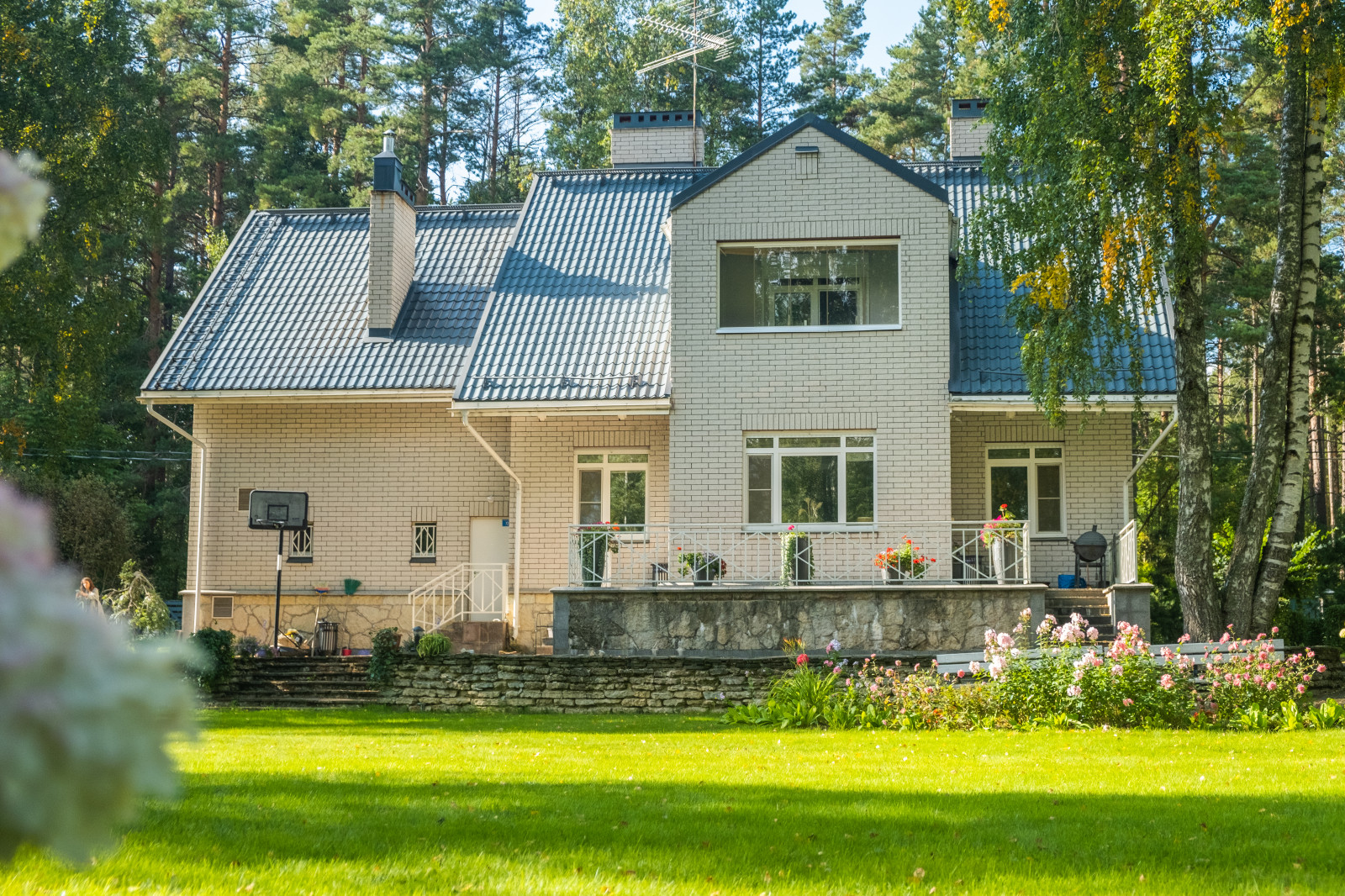 Дом площадью 325 м2 с бассейном и гаражом, постройки 2000 года