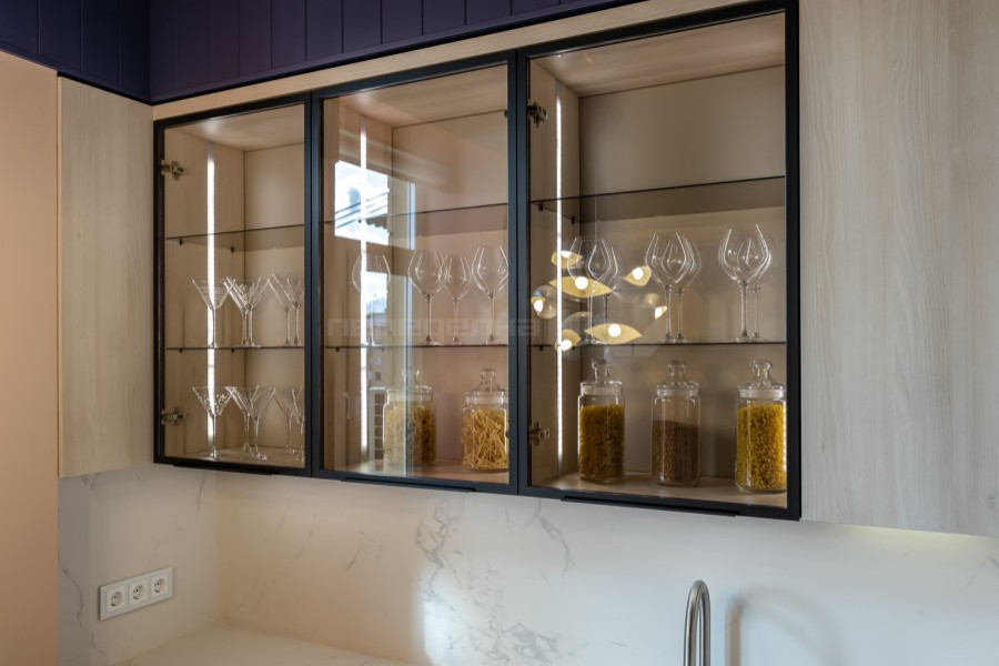 Кухня с алюминиевыми фасадами