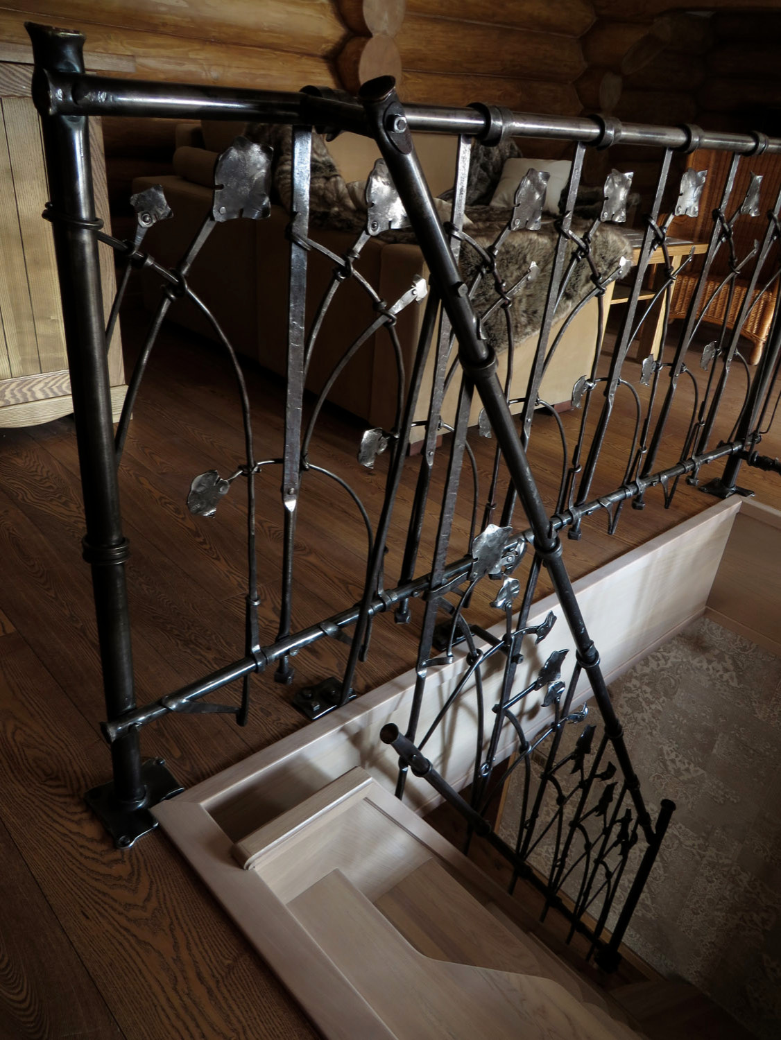 Кованое ограждение лестницы для деревянного дома.