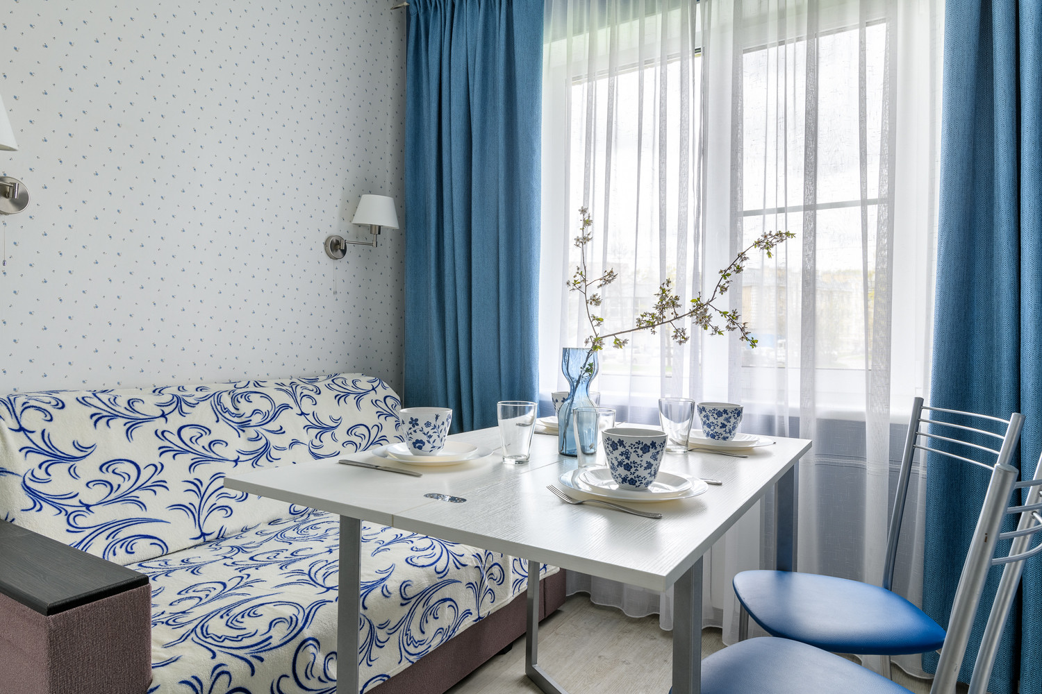 Раскладной обеденный стол-консоль