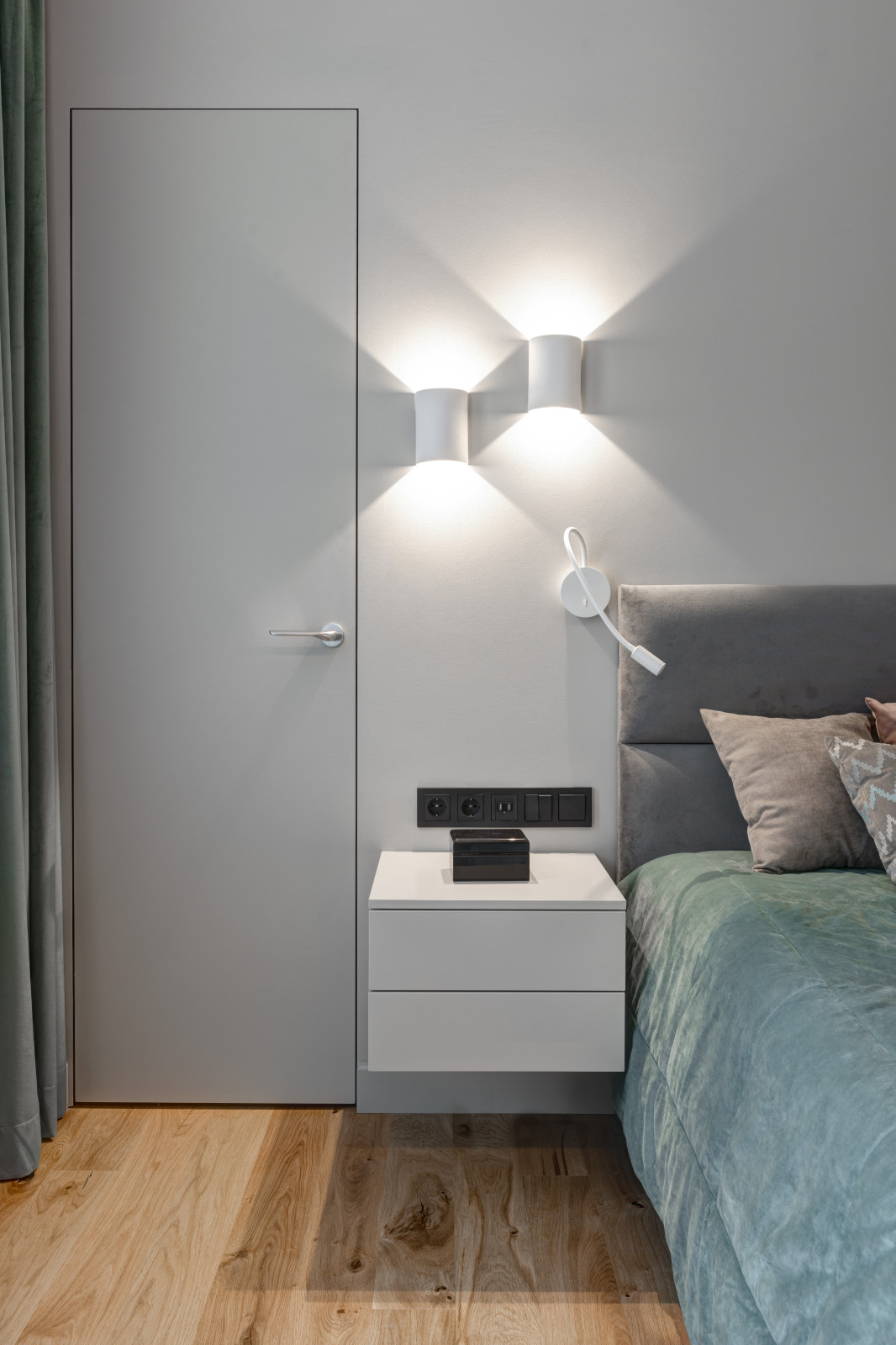 "Смокинг". Квартира на наб. Т. Шевченко