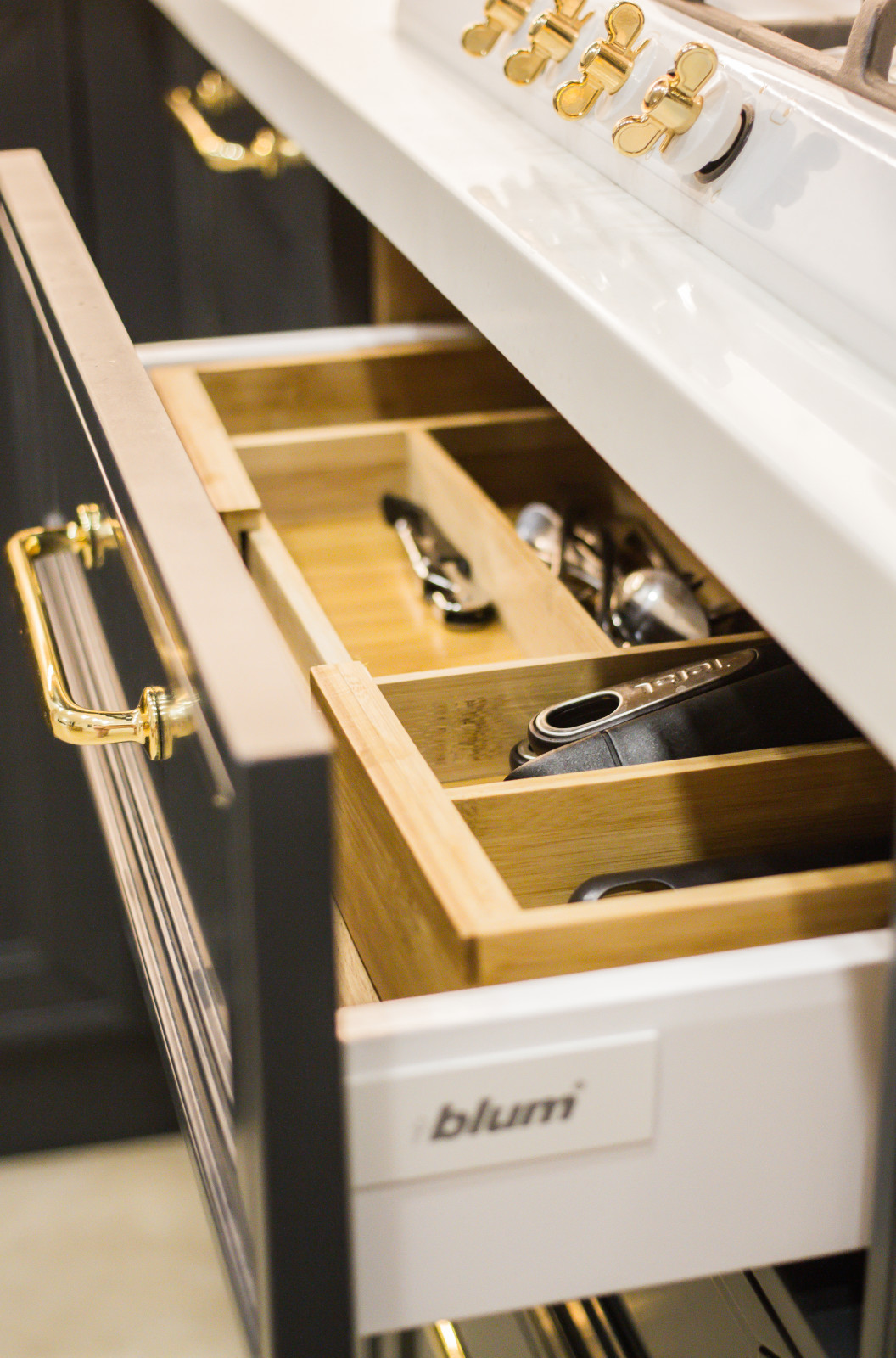 Черная кухня в стиле неоклассика