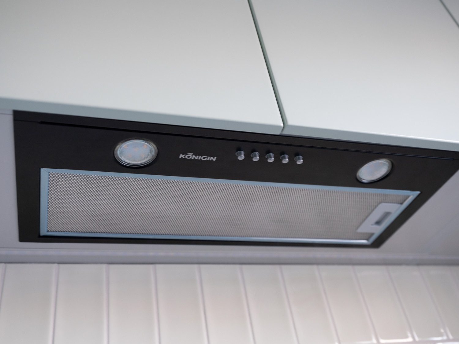 Встроенная вытяжка Konigin Flatbox Black 60 в ТВ проекте.