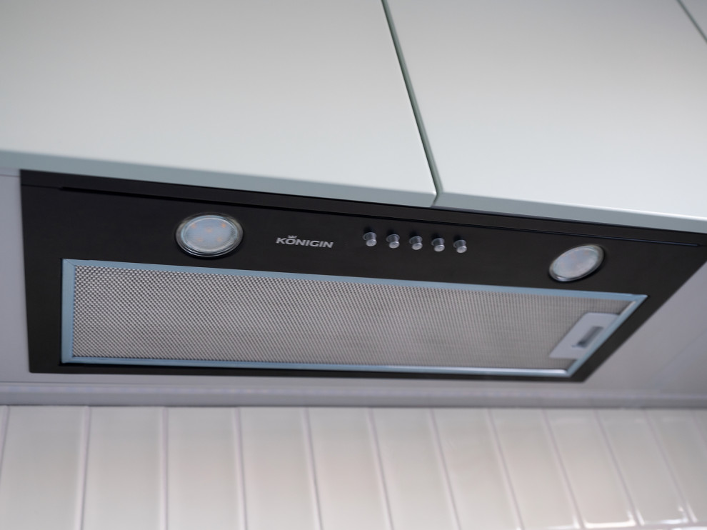 Встроенная вытяжка Konigin Flatbox Black 60 в ТВ проекте.