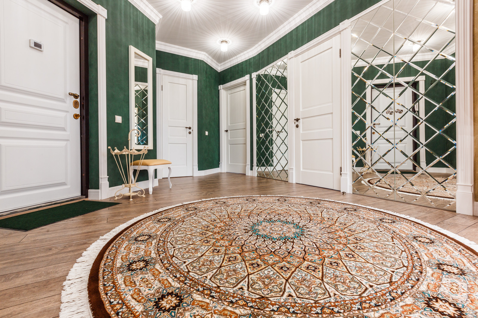 Холл цвета зелёного сукна.